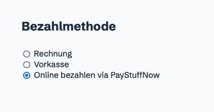 Screenshot der Bezahlfunktionen. Neben einer Zahlung per Rechnung und Vorkasse kann man dort eine Zahlung per fikitvem Dienstleister 'PayStuffNow' auswählen.